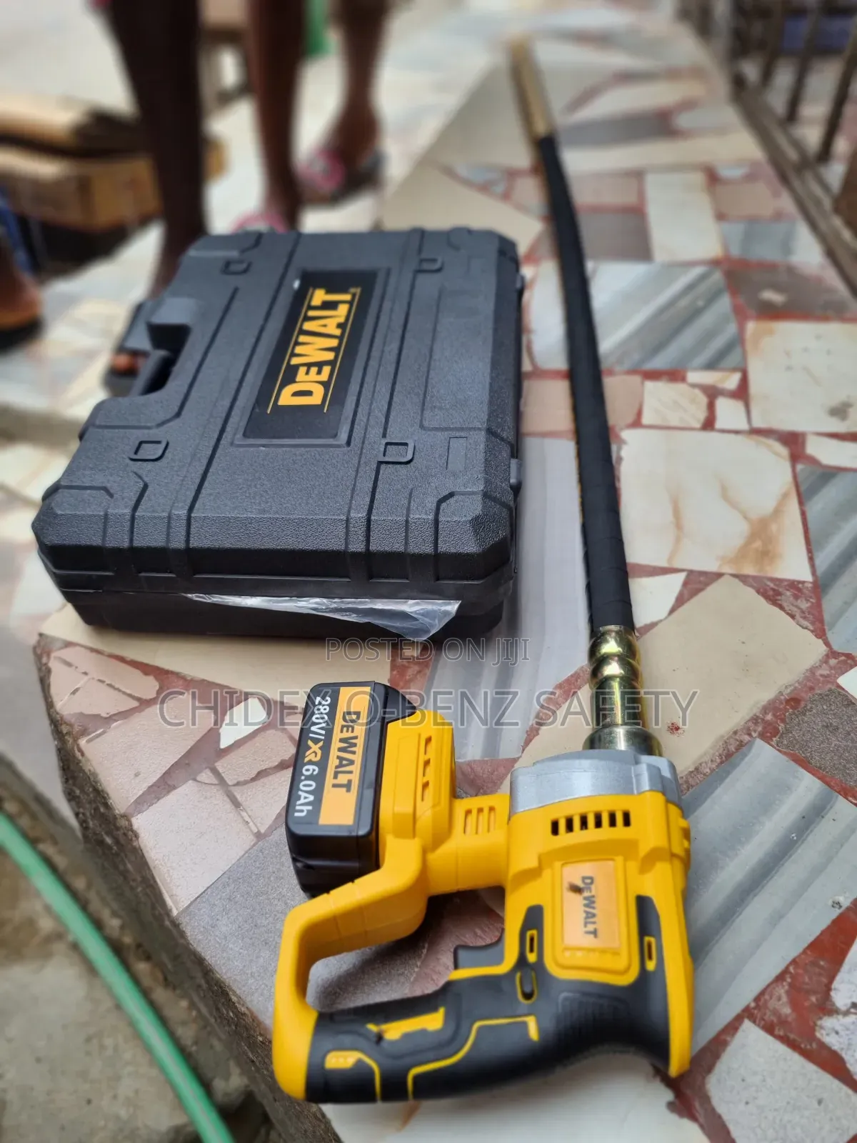 Dewalt Cordless Concrete Vibrator 1.5meter Host