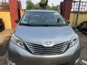 Toyota Sienna XLE AWD 7-Passenger 2013 Silver