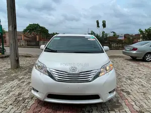 Toyota Sienna XLE Premium 8 Passenger (3.5L 6cyl 6A) 2016 White