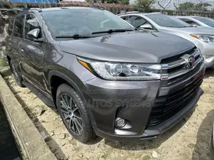 Toyota Highlander SE 4x4 V6 (3.5L 6cyl 8A) 2018 Gray