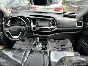 Toyota Highlander SE 4x4 V6 (3.5L 6cyl 8A) 2018 Gray