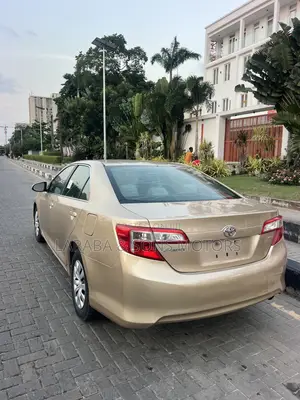 Toyota Camry LE 4dr Sedan (2.5L 4cyl 6A) 2013 Gold