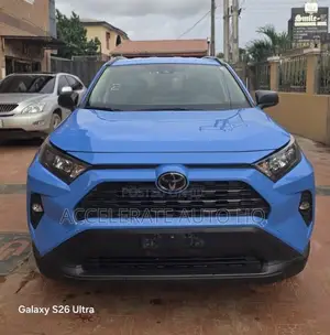 Toyota RAV4 LE FWD 2019 Blue