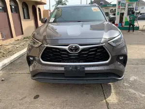 Toyota Highlander XLE 2021 Gray