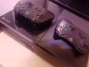 Xbox One Original Model + 2 Wireless Controllers Excellent Condition