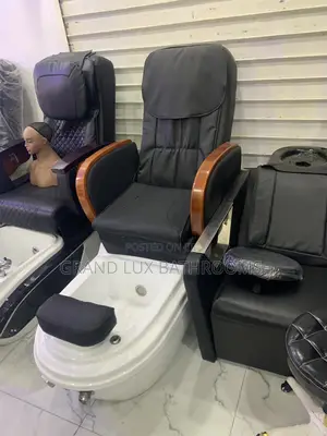 **Luxury Black Pedicure Spa Chair With Wooden Armrests and Foot Basin*