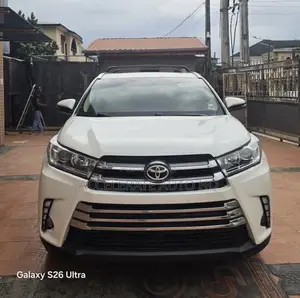Toyota Highlander XLE 4dr SUV AWD (3.5L 6cyl 6A) 2015 White