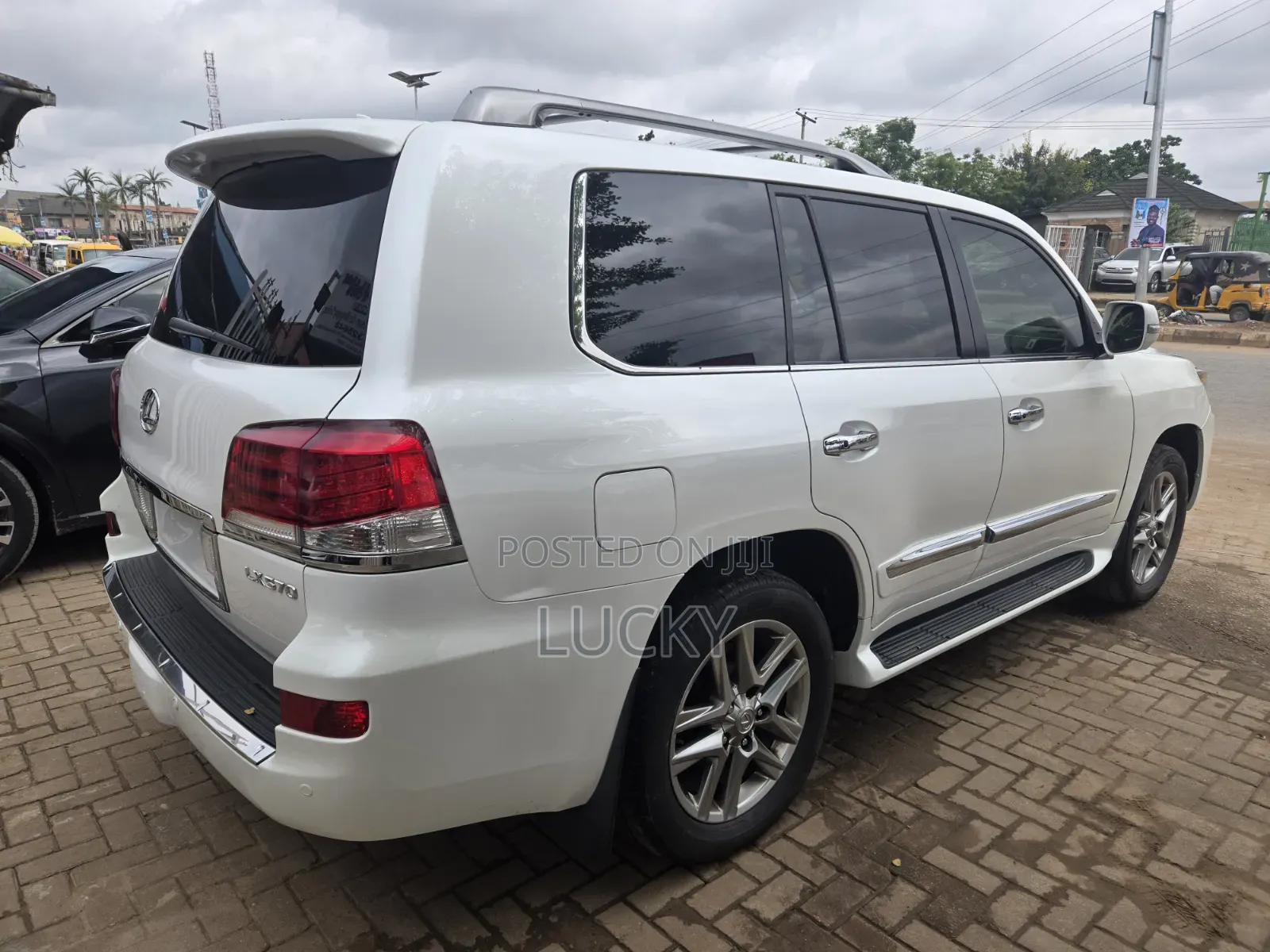 Lexus LX 570 AWD 2013 White