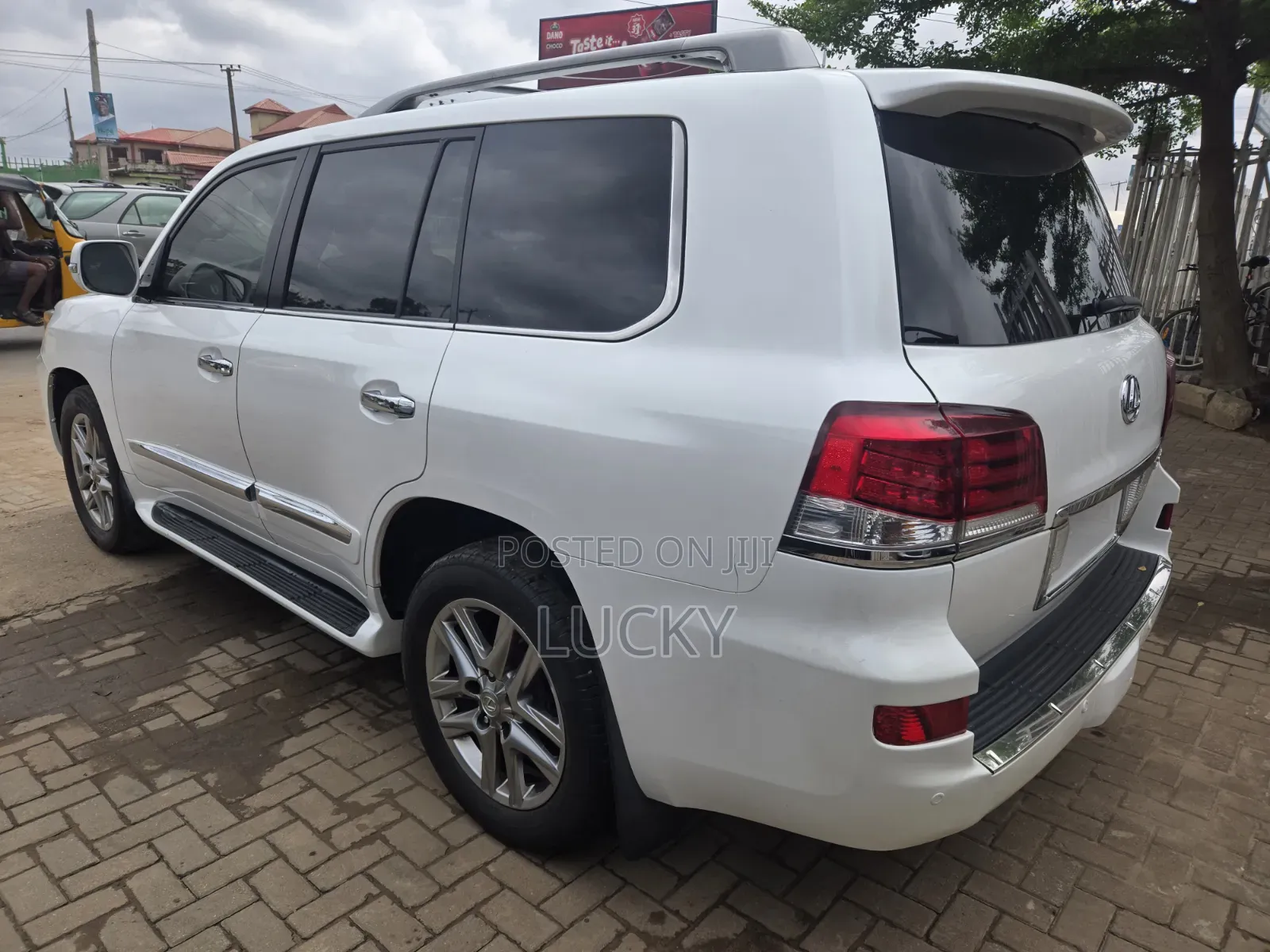 Lexus LX 570 AWD 2013 White