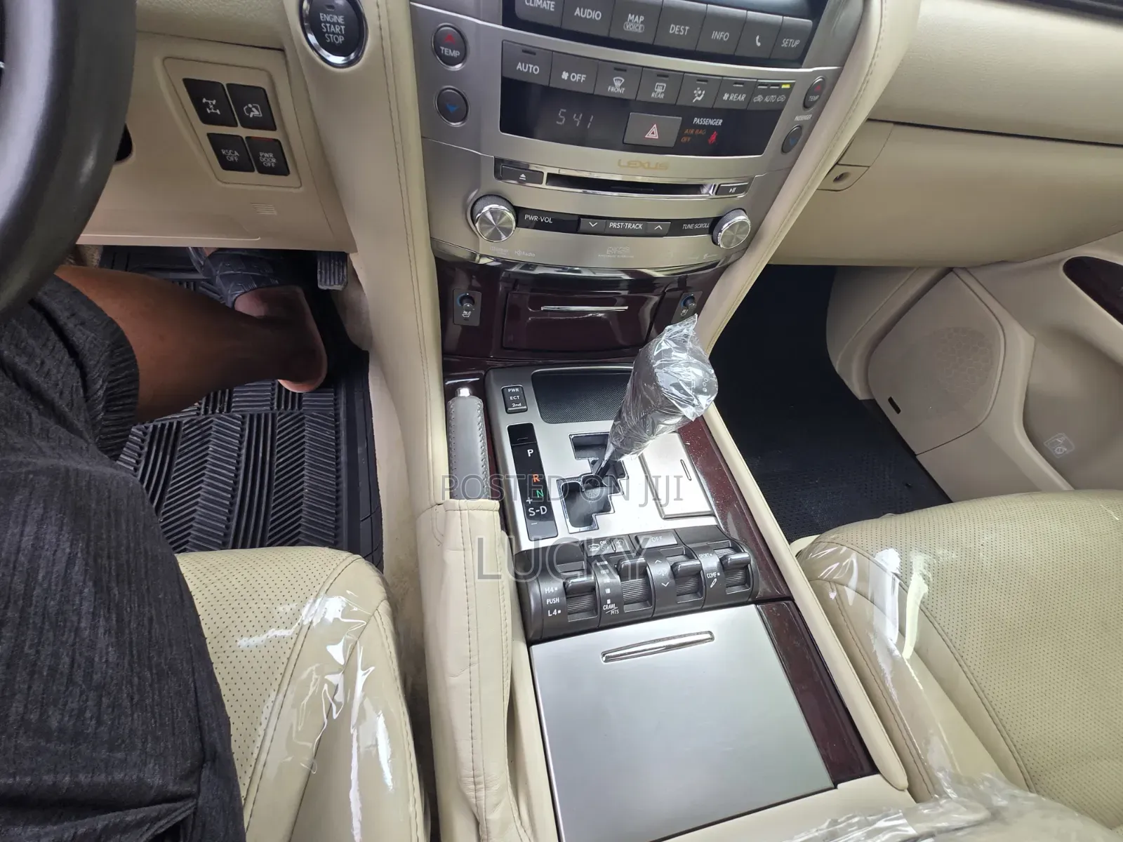 Lexus LX 570 AWD 2013 White
