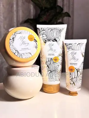 Milk and Honey Sugar Set; Contain the Scrub, Body Cream Et Hand Cream