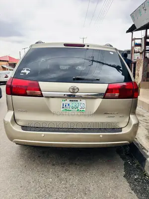 Toyota Sienna XLE Limited AWD 2006 Gold
