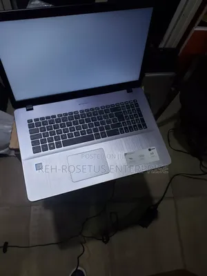 Laptop Asus VivoBook Pro 17 N705UN 4GB Intel Core i3 SSD 128GB