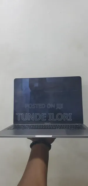 Laptop Apple MacBook Pro 2022 M2 8GB Apple M2 SSD 256GB