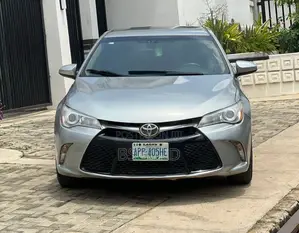 Toyota Camry SE 4dr Sedan (2.5L 4cyl 6A) 2015 Silver