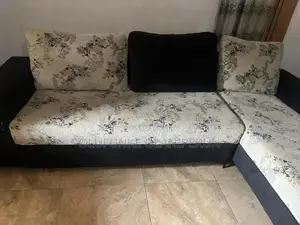 Modern L-shaped Sofa – Excellent Condition