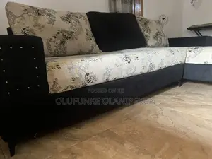 Modern L-shaped Sofa – Excellent Condition