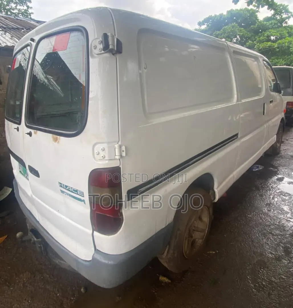 Toyota HiAce 1982 White