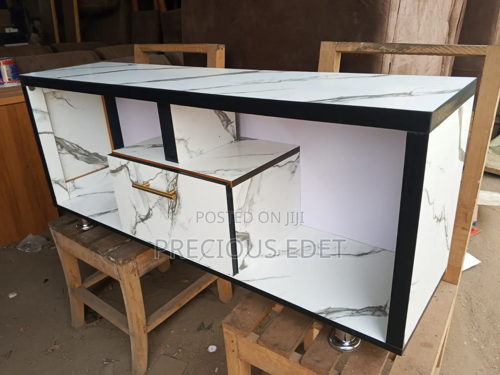 Tv Console/Size Stulls