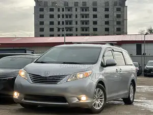Toyota Sienna XLE 7 Passenger Auto Access Seat (3.5L 6cyl 6A) 2016