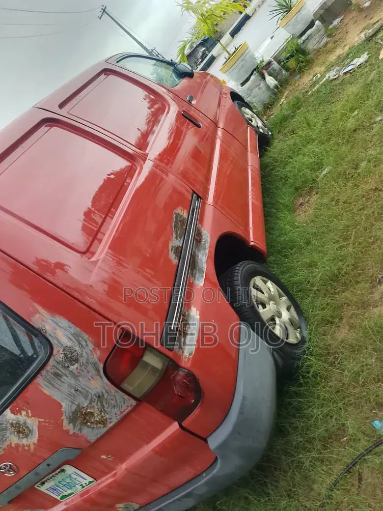 Toyota HiAce 1982 Red