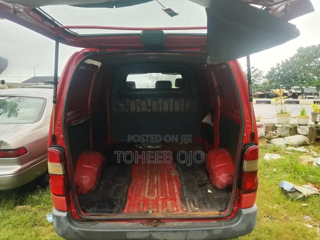 Toyota HiAce 1982 Red