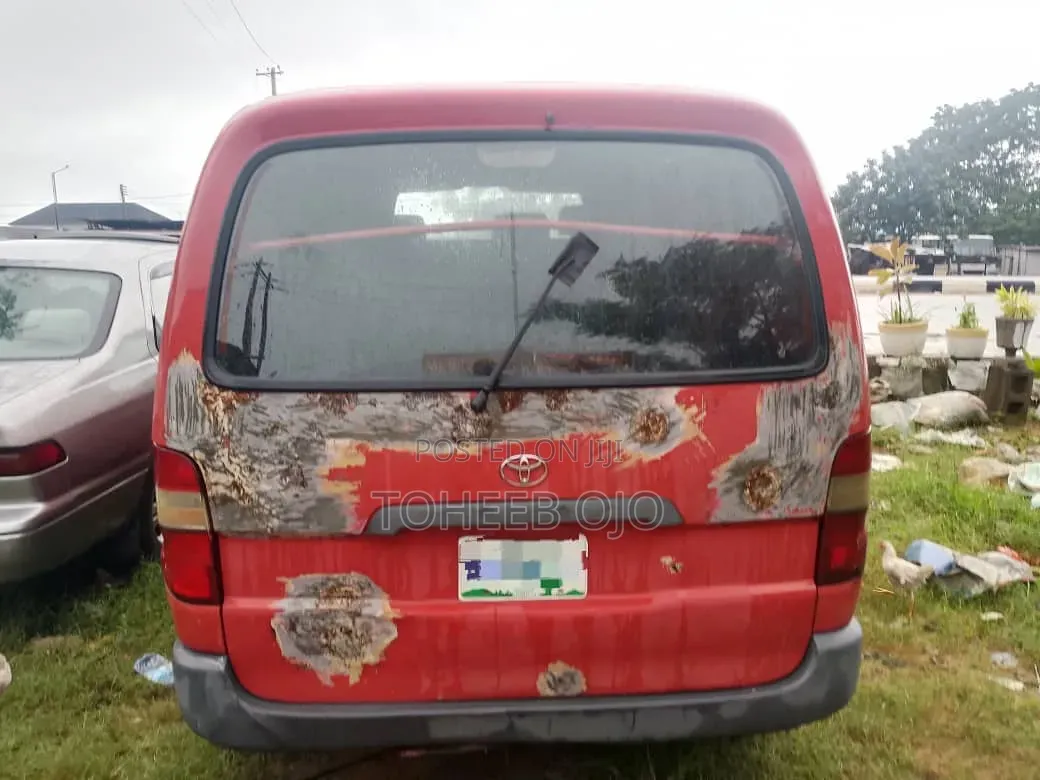 Toyota HiAce 1982 Red