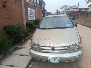 Toyota Sienna 2000 Silver