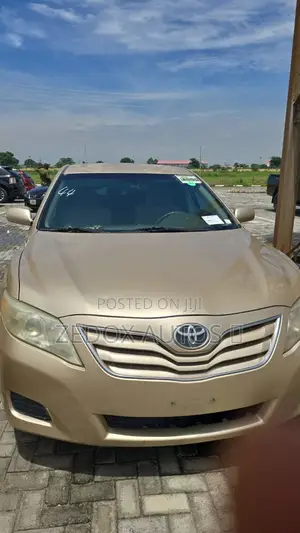 Toyota Camry LE 4dr Sedan (2.5L 4cyl 6A) 2011 Gold