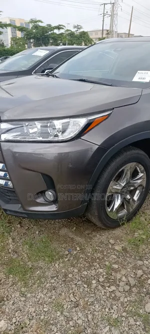 Toyota Highlander Limited 2019 Brown