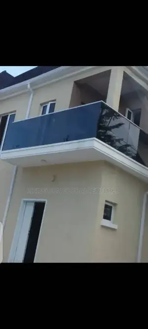 Frameless Glass U Channel Design