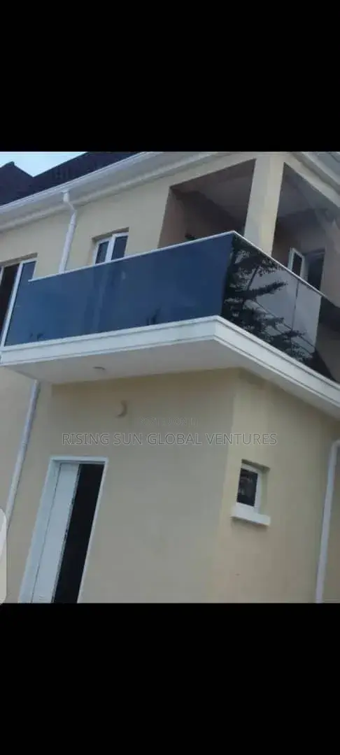 Frameless Glass U Channel Design