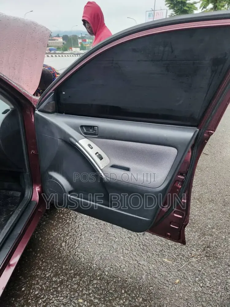 Pontiac Vibe Automatic 2004 Maroon