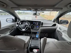Toyota Sienna XLE 7 Passenger (3.5L 6cyl 6A) 2016 Silver