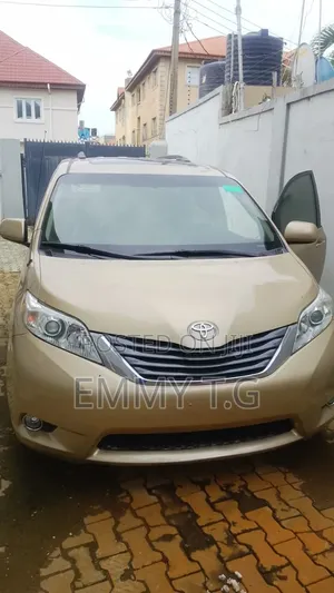 Toyota Sienna 2014 Gold