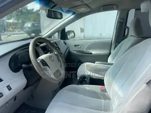 Toyota Sienna XLE FWD 8-Passenger 2013 Gray