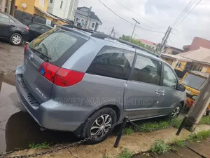 Toyota Sienna 2006 Blue