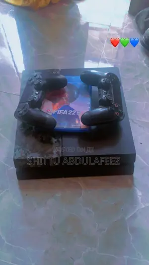 Ps4 With 5 Game Inside