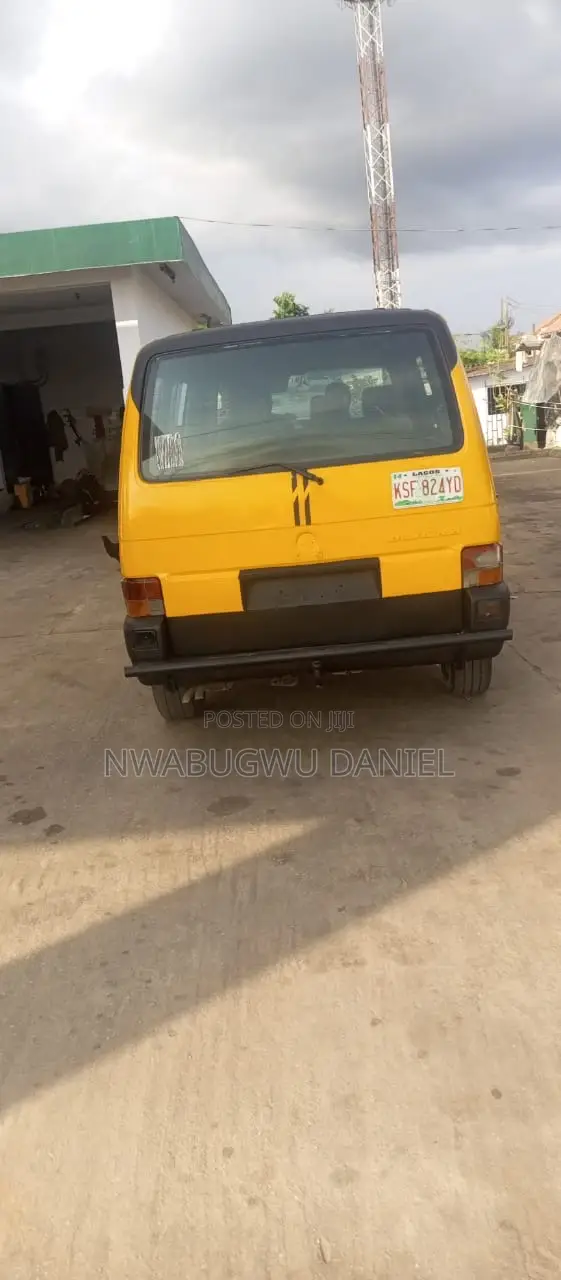 Volkswagen Transporter 2002 Yellow