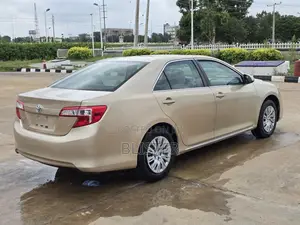 Toyota Camry LE 4dr Sedan (2.5L 4cyl 6A) 2013 Gold