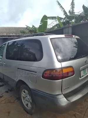 Toyota Sienna 2000 Silver