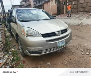 Toyota Sienna 2006 Gold