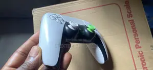 Playing Station 5 Controller Original Follow Come