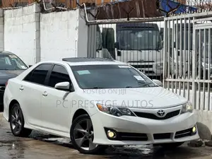 Toyota Camry SE 4dr Sedan (2.5L 4cyl 6A) 2013 White