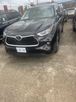 Toyota Highlander XLE 2021 Maroon