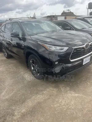 Toyota Highlander XLE 2021 Maroon
