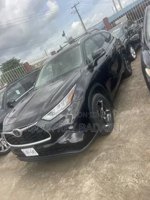 Toyota Highlander XLE 2021 Maroon