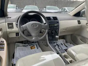 Toyota Corolla LE 4dr Sedan (1.8L 4cyl 4A) 2010 Gold