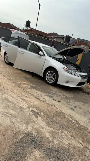 Lexus ES 350 FWD 2015 White