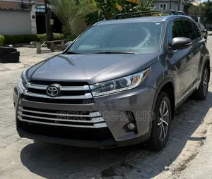 Toyota Highlander XLE 4x4 V6 (3.5L 6cyl 8A) 2017 Gray